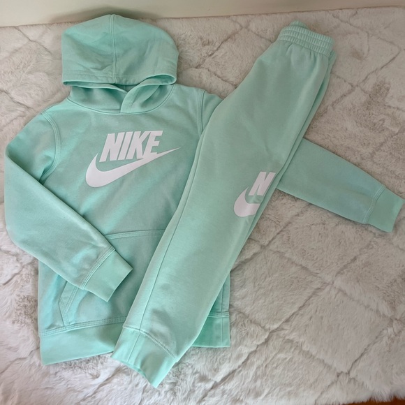Nike Kids Hoodie & Jogger Set Mint Green Logo Outfit Size 6/7 Years - Picture 1 of 13